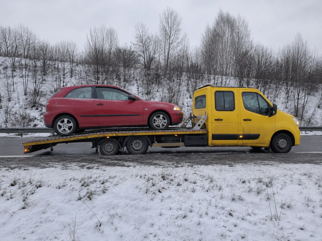 Auto na lawecie podczas opadów śniegu – transport elektryka w Otwocku