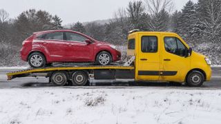 Holowanie czerwonego auta zimą – Otwock