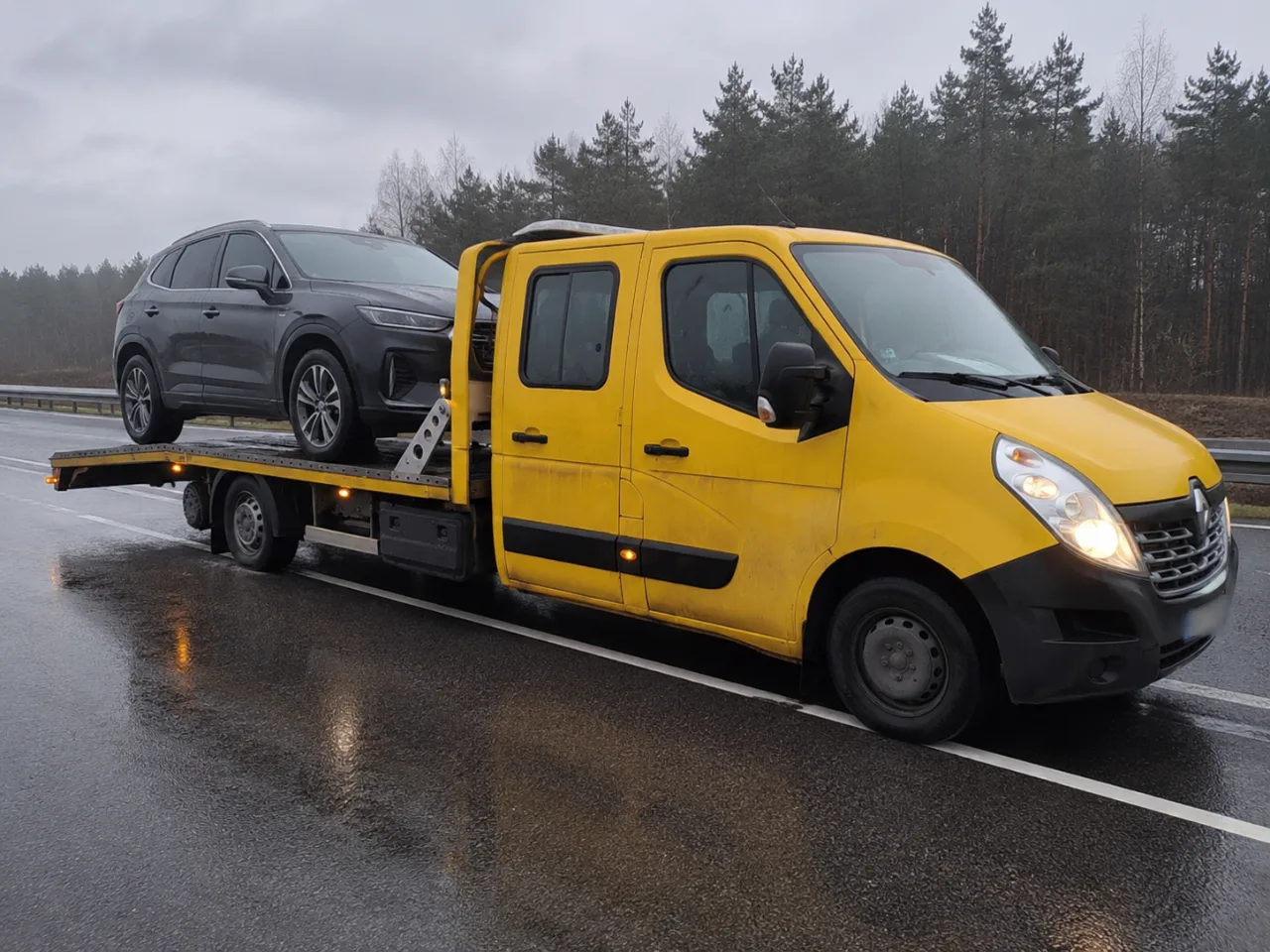 Holowanie czarnego SUV-a na lawecie – GANI-HOL Otwock