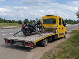 Załadunek motocykla przy drodze – GANI-HOL Otwock