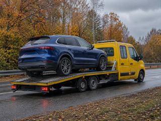 Transport niebieskiego SUV-a na lawecie – Otwock